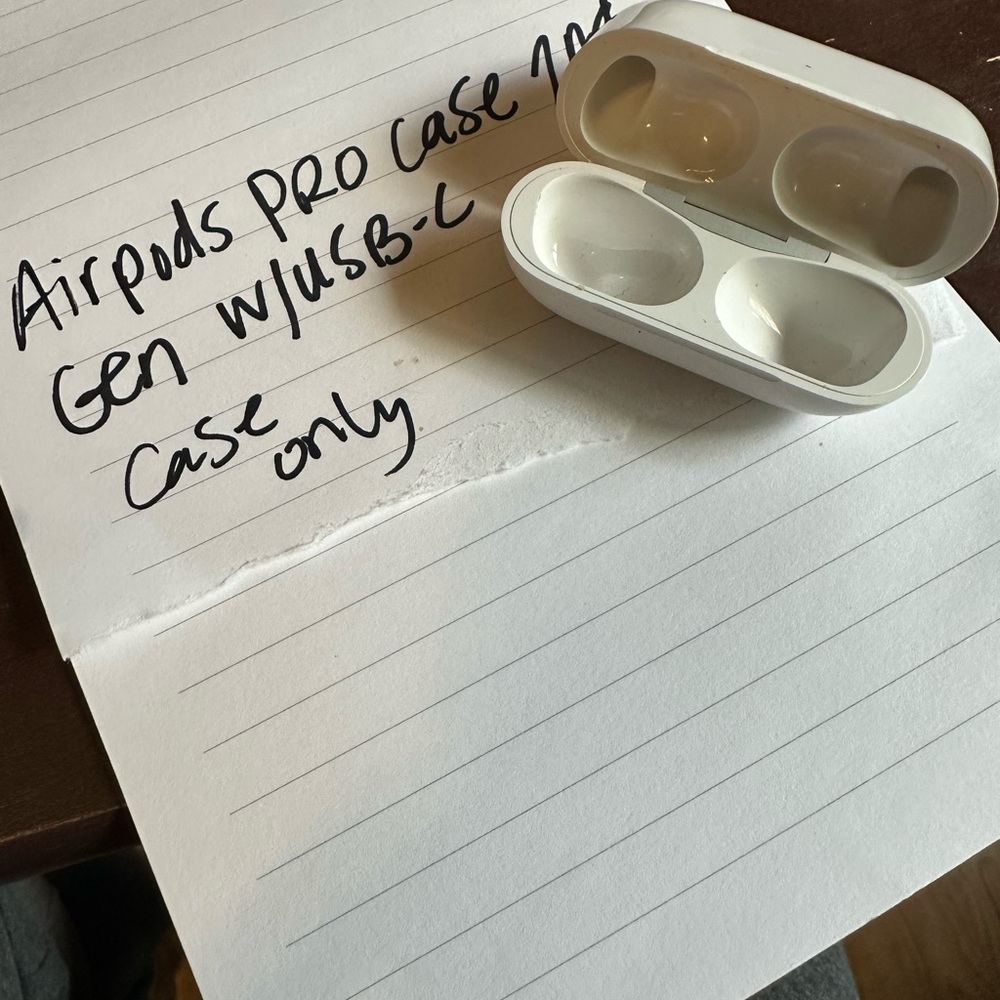 White AirPods Pro 2nd gen usb-c Case